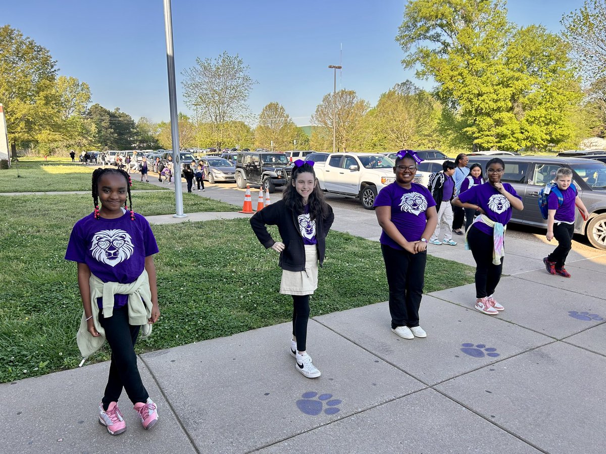 Some of our awesome cheerleaders enjoyed welcoming everyone in this morning! We are #BarkerAwesome