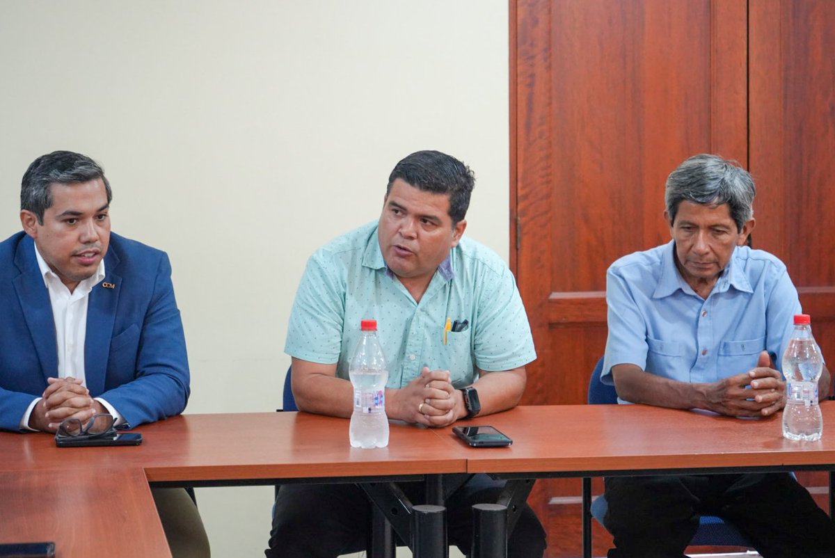 CamCMachala's tweet photo. Estuvimos presentes en la reunión con el Asambleista Carlos Rodríguez, donde se analizaron posibles reformas legales. En este encuentro, se discutieron ideas clave para impulsar el crecimiento económico y tecnológico de nuestra región.
#Machala #ElOro #Ecuador https://t.co/ygmZedj1w1