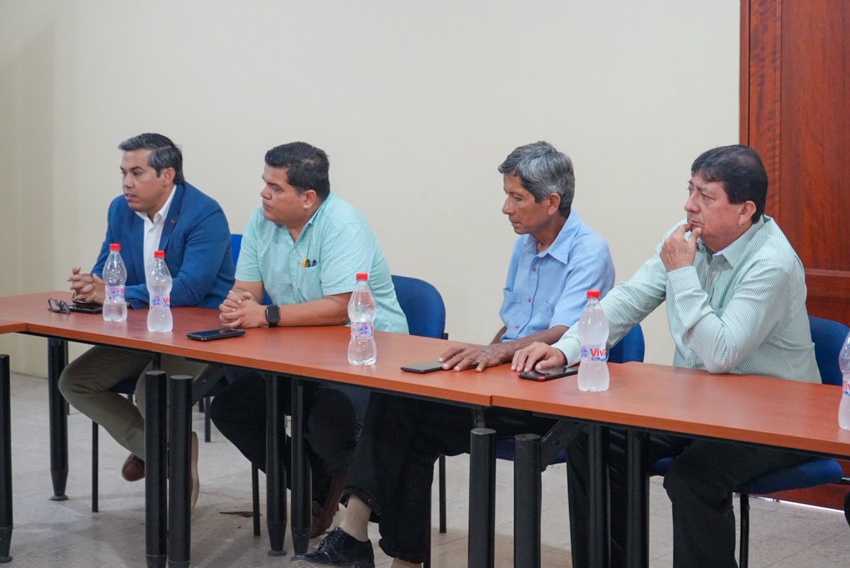 CamCMachala's tweet photo. Estuvimos presentes en la reunión con el Asambleista Carlos Rodríguez, donde se analizaron posibles reformas legales. En este encuentro, se discutieron ideas clave para impulsar el crecimiento económico y tecnológico de nuestra región.
#Machala #ElOro #Ecuador https://t.co/ygmZedj1w1