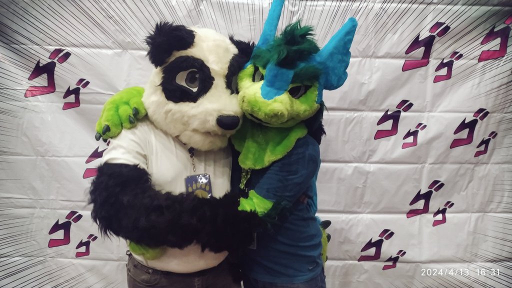 Yoshpper's tweet image. Intentando comerme a @koori_panda pero no sé si sea comestible...