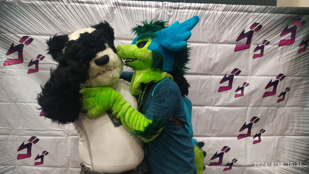 Yoshpper's tweet image. Intentando comerme a @koori_panda pero no sé si sea comestible...