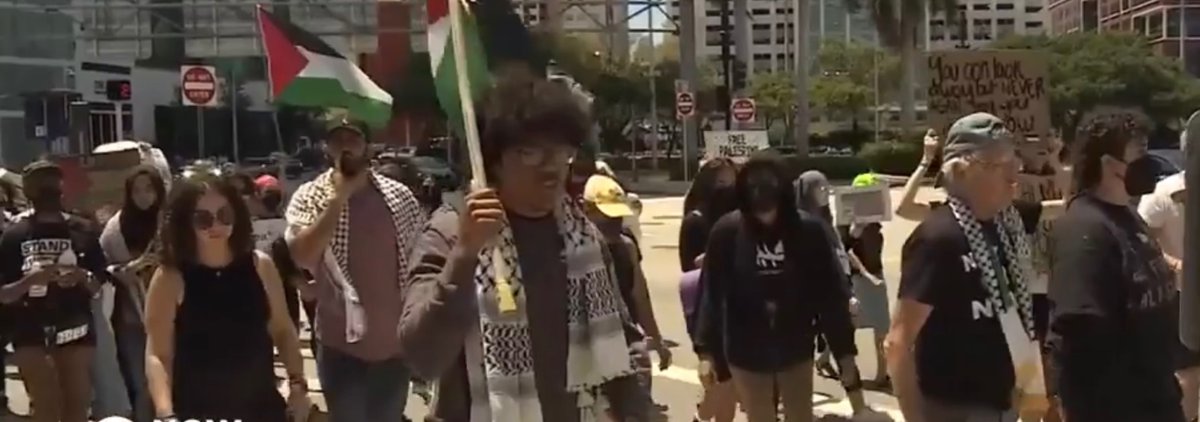 7 protesters were arrested by Miami Police as they attempted to block the entrance to PortMiami.
Multiple media sources reported, Officers responded to over 100 [anti-Israel, anti-Jew] protesters who were in front of Bayside Marketplace in downtown Miami, at around 1pm, Mon