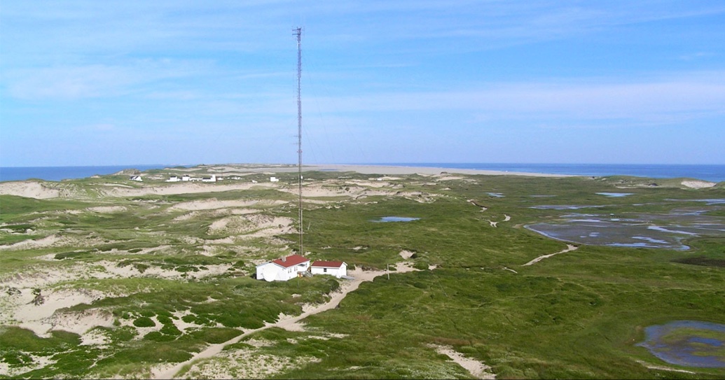 Sable_Institute's tweet image. 1/7: Sable Island’s High Tower Removed.
In 1981, MaritimeTel&amp;amp;Tel leased the unoccupied electronic tech house from the Canadian Coast Guard, installed their equipment, &amp;amp; constructed the 200 ft tower (shown in 2005). The purpose was to establish subscribed radio communications…