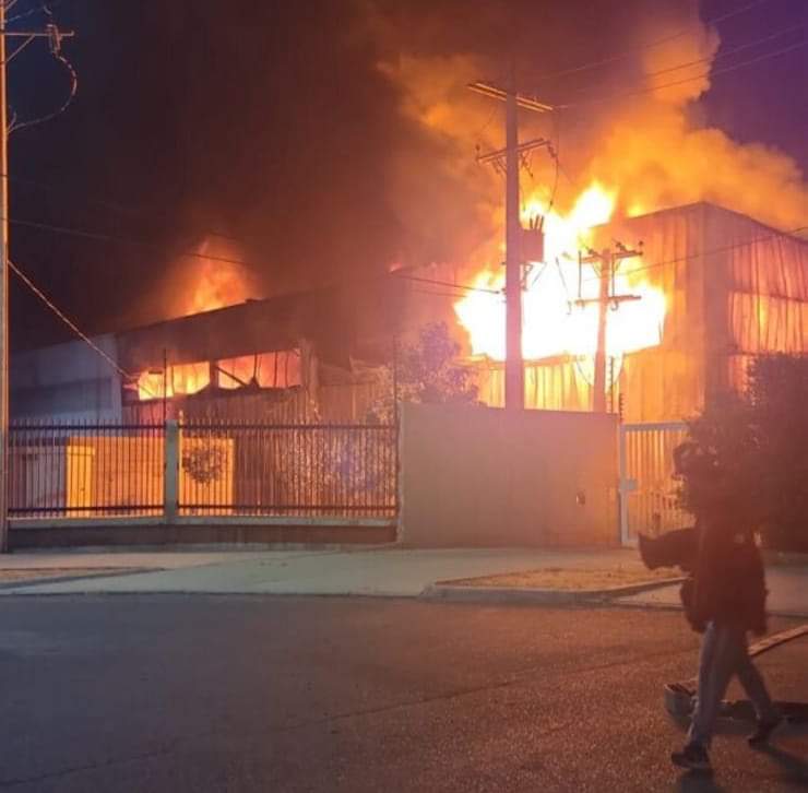 fdo2000's tweet photo. 🔴Bomberos Quinta Normal trabaja en 3ra alarma de incendio estructural en Los Valles y Rotonda Los Valles en Pudahuel por fuego en bodegas, en apoyo se dirige Bomberos Conchalí, Granja, San Bernardo, Quilicura, Metro Sur @biobio @chile_accidente @Louisvasquez23 @Pabl0Manzanares https://t.co/Tt5wuydaJL