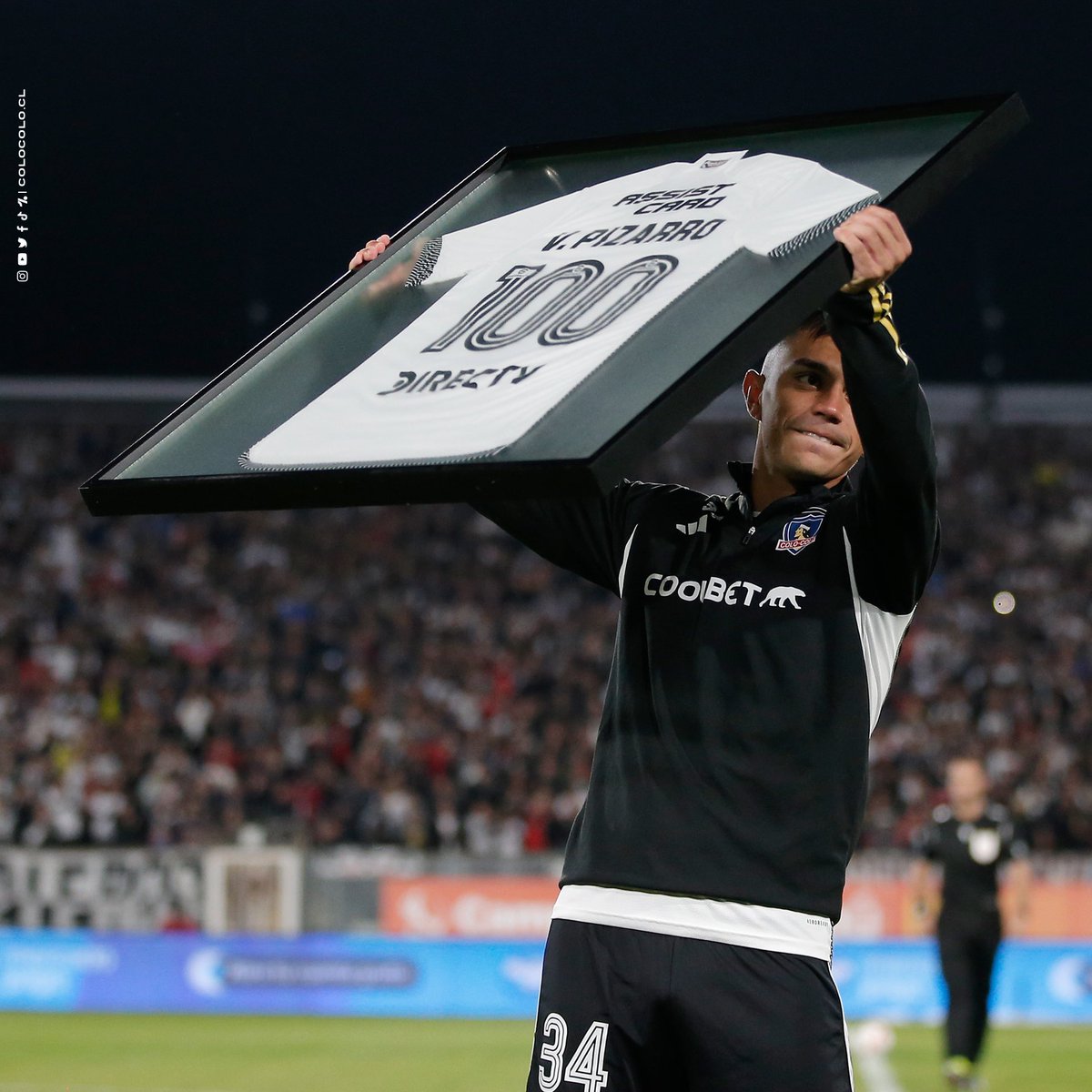 ColoColo's tweet photo. 100 partidos juntos @vpizarro8 ⚪️⚫️

¡Vamos por más, Vicho querido! 🤟🏼 https://t.co/Q5LlTV7l9f