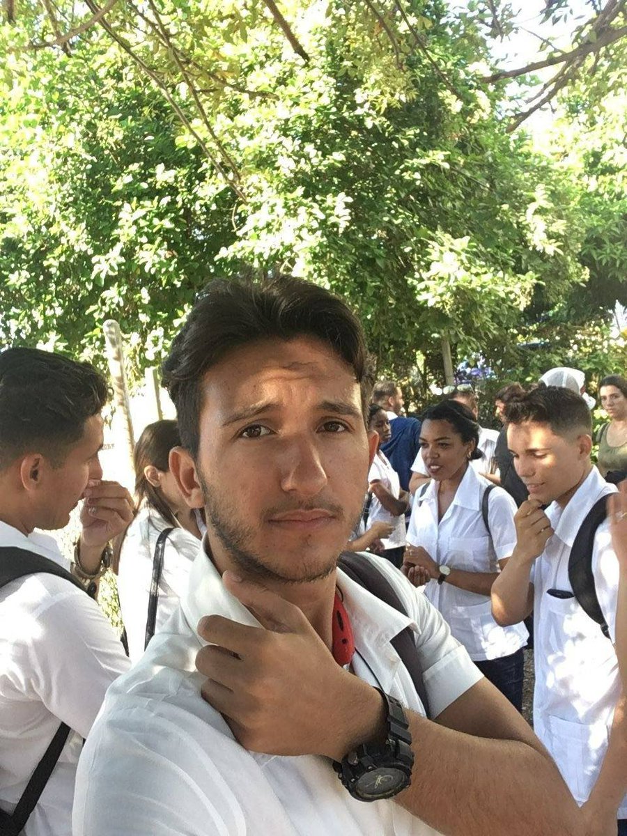 2/ ‼️El caso de Alberto Góngora Mulet (@BettoGongora), #estudiante de tercer año de Estomatología en la @UCMHolguin. Luego de que una profesora le reprendiera por llevar el pelo largo, el alumno usó sus #RedesSociales para denunciar la situación.