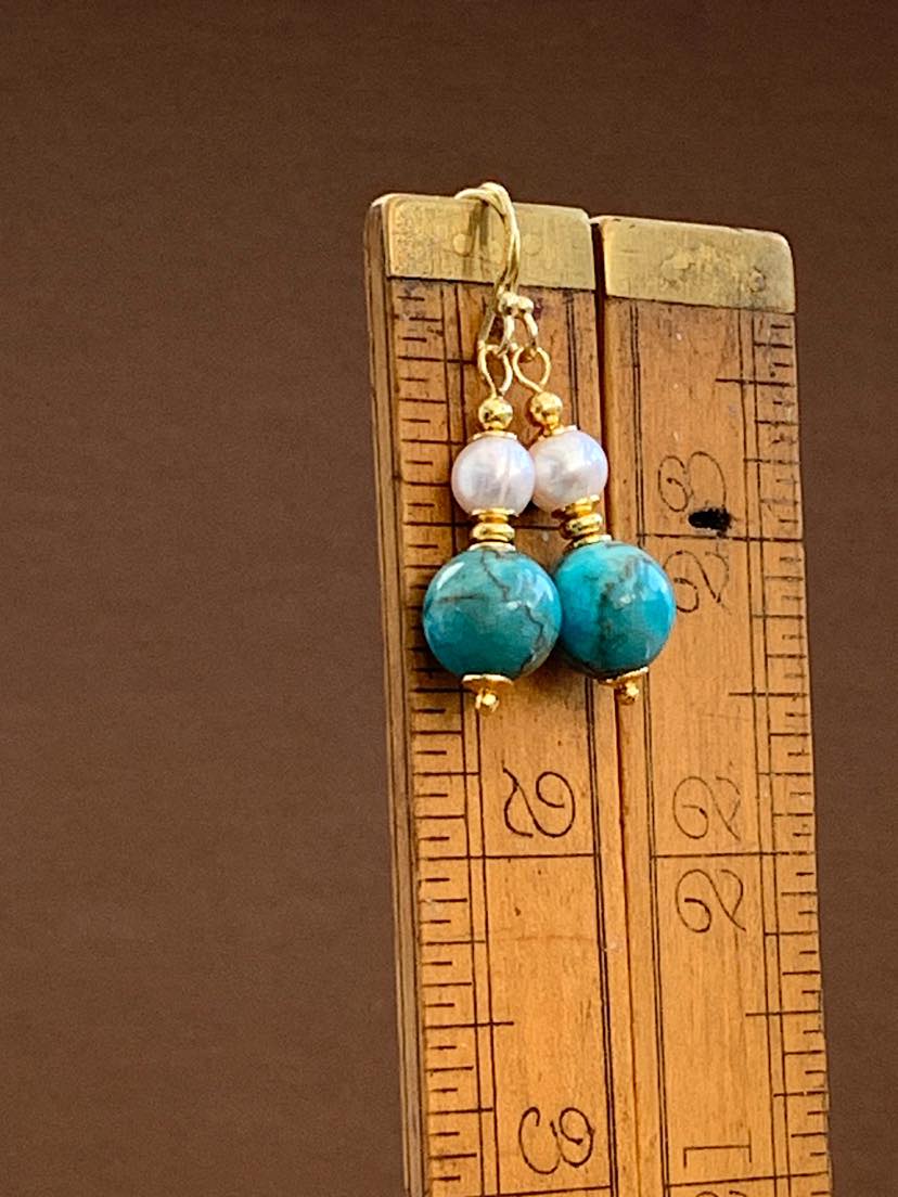 Handcrafted, this minimalist style pair of earrings comprises gold vermeil, while featuring African Turquoise and Freshwater Pearls.

Purchase via Etsy: etsy.com/uk/listing/161…

#handcraftedearrings #minimaliststyle #goldvermeil #freshwaterpearls #africanturquoise #bohostyle