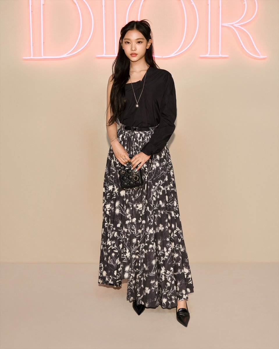 An alluring arrival.
Dior Joaillerie global ambassador HAERIN from @NewJeans_ADOR was at tonight's much anticipated #DiorFall24 by Maria Grazia Chiuri show in New York on.dior.com/fall-2024 wearing a #DiorSS24 look accessorized with a Micro #LadyDior bag.
#StarsinDior