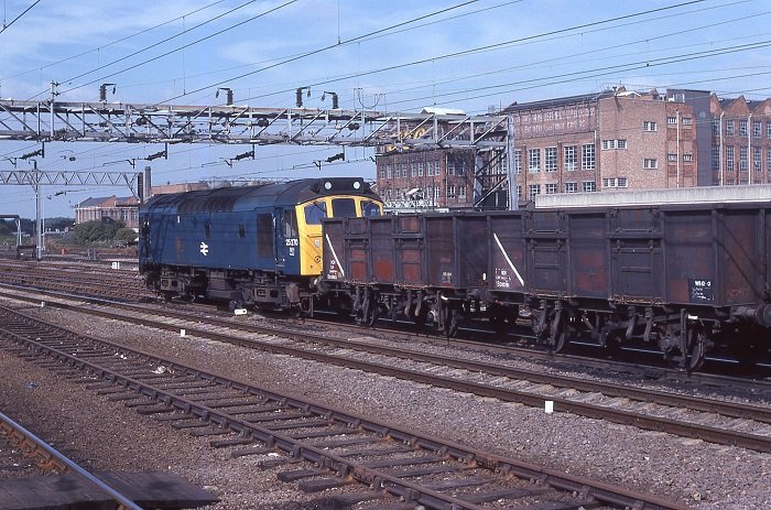 25270 northbound at Rugby during September 1979. Behind the train is the former BTH (British Thomson-Houston), AEI (Associated Electrical Industries), GEC (General Electric Company) Rugby works. Webmaster