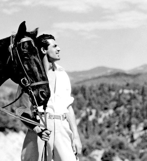 TimeMachineHQ's tweet image. A favorite picture of mine...
#CaryGrant horseback riding at Hearst Castle, 1934.🐎 He loved to ride, and had horses at his Palm Springs home that he bought in 1954, intending to retire, but word is that Hitchcock often stayed in the guest wing - who got him out of retirement!😂