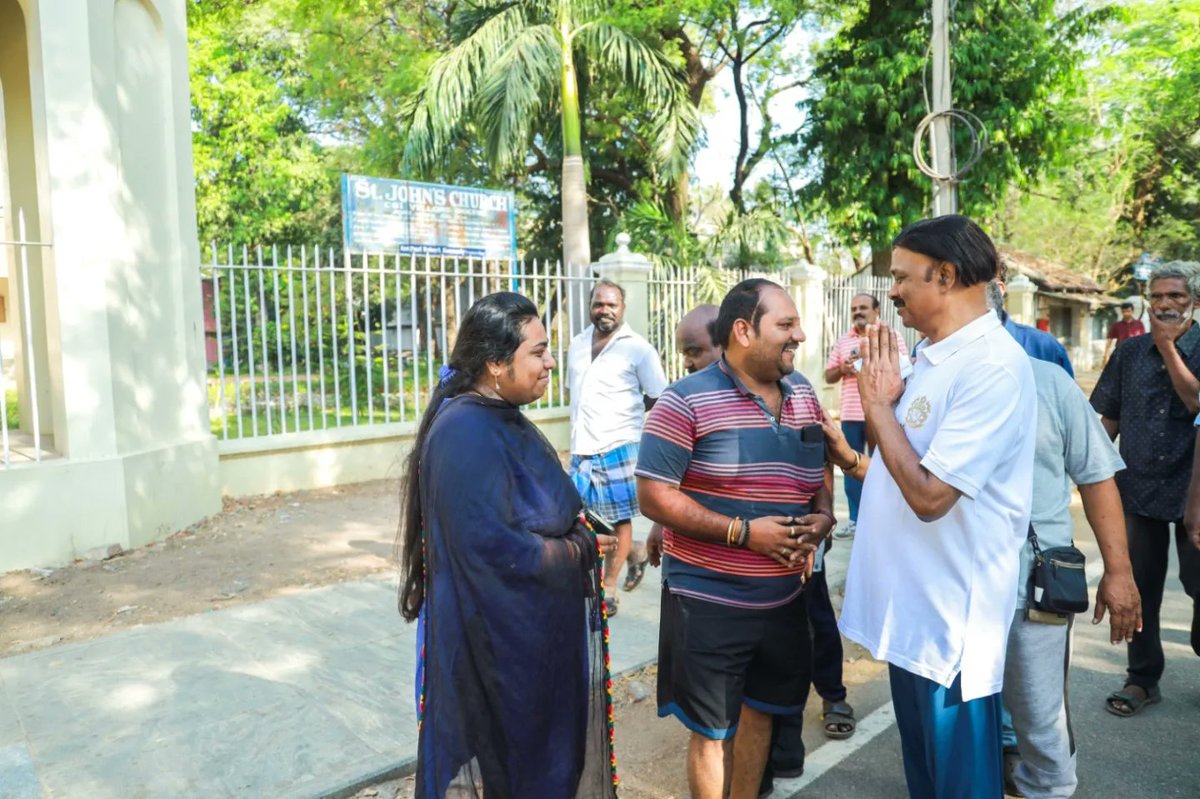 DrACSofficial's tweet photo. காலை கதிரொளியில் வேலூர் கோட்டை மைதானத்தில் நடைப்பயிற்சி மேற்கொண்டு அங்கிருந்த மக்களிடம் வேலூரின் வெற்றி வேட்பாளர் திரு. A.C. சண்முகம் அவர்கள் வாக்கு சேகரித்தார்.
ஆதரிப்பீர் A.C. சண்முகம்
வாக்களிப்பீர் தாமரை சின்னத்திற்கு...
#Vote4ACS #Vellore #ACS #PMK #Vote4BJP #ACShanmugam https://t.co/xn4RxkP2Po