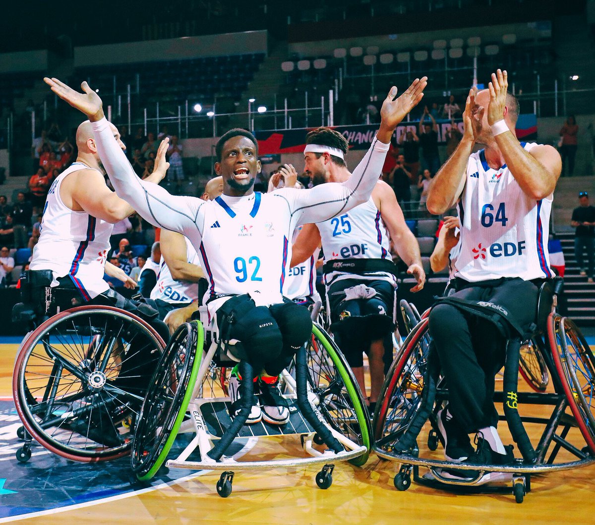 L'équipe de France de Basket Fauteuil est qualifiée pour les #JeuxParalympiques #Paris2024 🤩🇨🇵
Une première depuis 20 ans !!👏🏽👏🏿
Bravo aux joueurs, staff et au public ! 
RDV à l'Arena Bercy à partir du 20 août 🏀🦽 #équipedeFrance #Handisport #BasketFauteuil