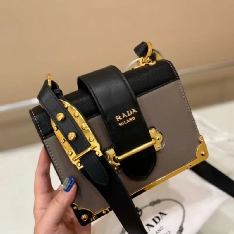 👜Reps Retro All-Match Color Large Capacity Cahier Bag

US$137.2😄

#shoulderbag #repsshoulderbag #fauxbags #replicaluxurybags #shoulderbags #fakebags #repsdiorbags #womenbags #highqualityshoulderbags #chainbags #counterfeitbags #replicadesignerbags #babareplica