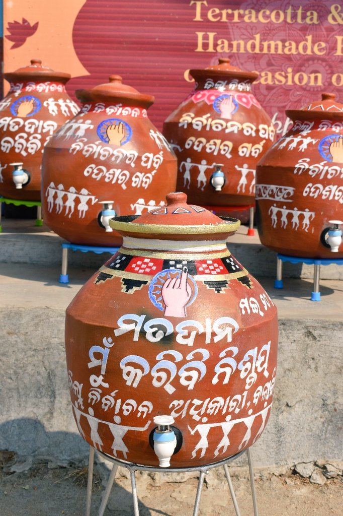 Under SVEEP activities, voter awareness is created in Balangir through Teracotta Earthen Pots. #NothingLikeVoting #IVote4Sure #SGE2024 @ECISVEEP @OdishaCeo