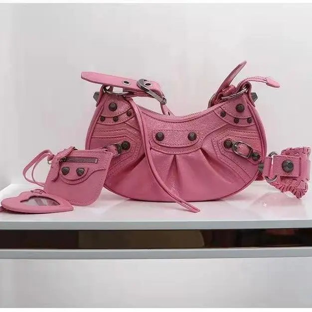 Carolyn680011's tweet photo. 👜Reps New Hot Style Rivet Le Cagole Crescent Leather Bag
US$191.86😄
#shoulderbag #repsshoulderbag #fauxbags #replicaluxurybags #shoulderbags #fakebags #repsdiorbags #womenbags #highqualityshoulderbags #chainbags #counterfeitbags #replicadesignerbags #babareplica https://t.co/9i90Ns4rvY