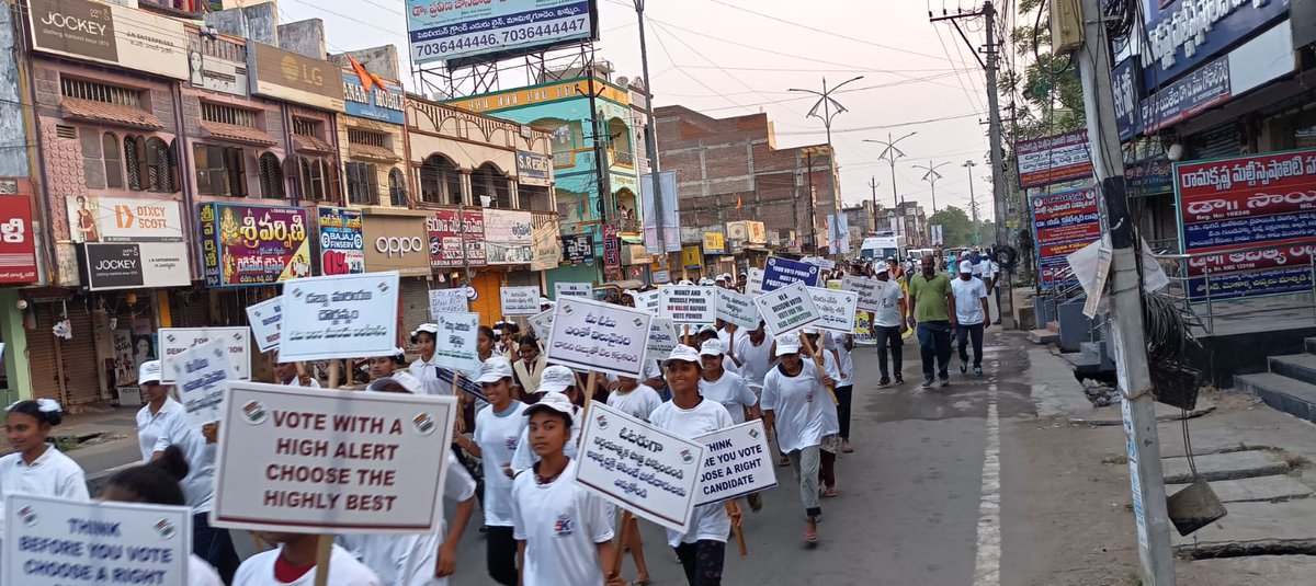 CEO_Telangana's tweet photo. SVEEP RUN conducted today at Mahabubabad.
District Election Officer,District Collector along with all the officers and students Participated.

#ECI #DeshKaGarv #ChunavKaParv #ecispokesperson #VoteForSure #CEOTelangana #LokSabhaElections2024 
@SpokespersonECI @ECISVEEP https://t.co/KJr1544qKe