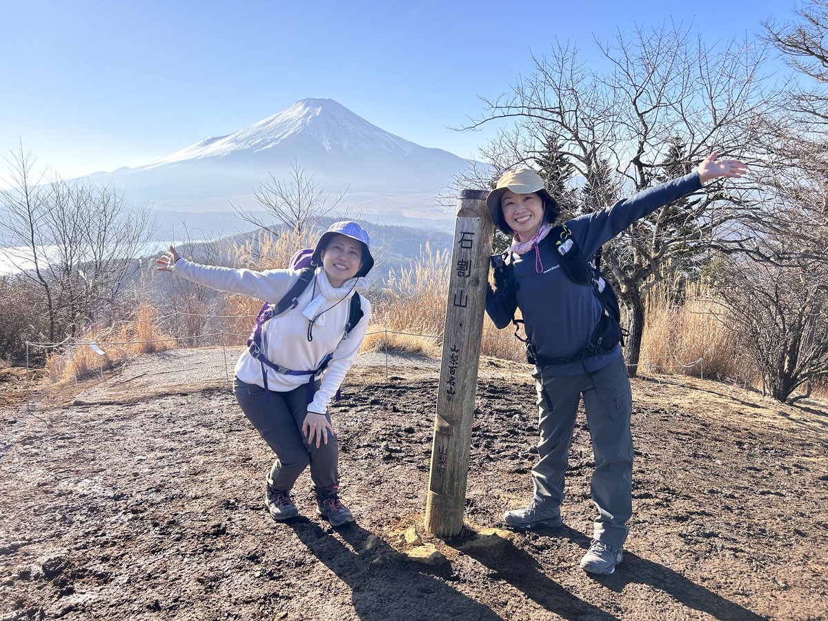 私のXのヘッダーは、ここで、自分のスマホで撮影したものです🗻 お気に入り✨✨✨🤩 あけちさんが登山した時の様子を、動画でまとめてくれましたー👏  【山梨】石割山 サクッと富士山 絶景ハイク ＃初心者 #登山 https://t.co/TeTFjcd2Rz, image size:1200x900