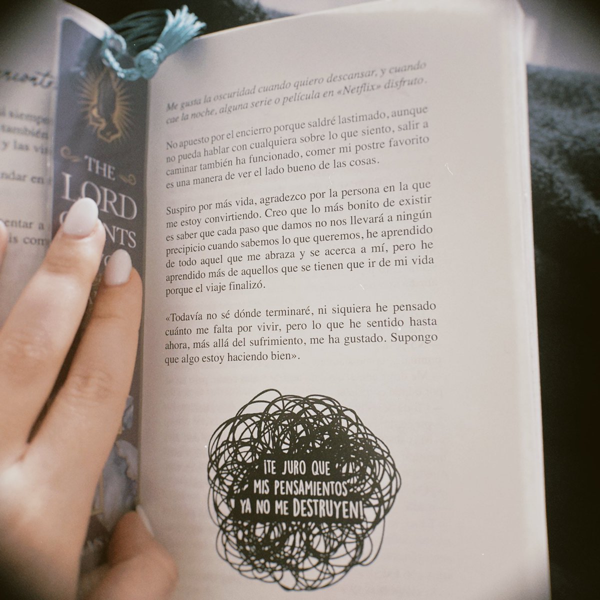 Me enamoro cada día más de mi libro !!📖 
   “He aprendido de todo aquel que me abraza y se acerca a mí, pero he aprendido más de aquellos que se tienen que ir de mi vida porque el viaje finalizó ”