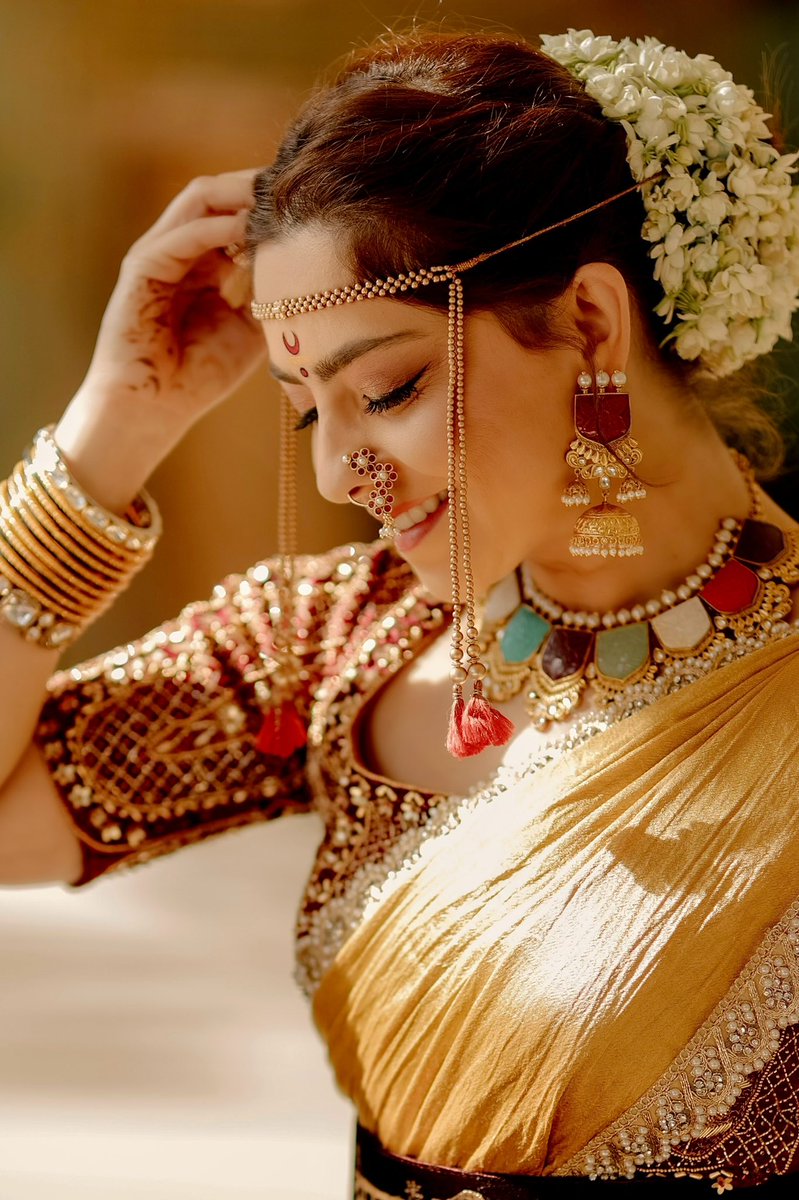 meSonalee's tweet photo. अभिमानाने सादर करत आहे “ऐरणी” 
The heritage royal collection by TASTA at @TimesFashionWk 
Wearing this beautiful“बारा वार” साडी showcasing 7 promises we make at #Maharashtrianwedding 
“सप्तपदी” handwork on its पदर
#sonaleekulkarni #marathimulgi #marathibride @PuneTimesOnline https://t.co/SHHzCeZlMg