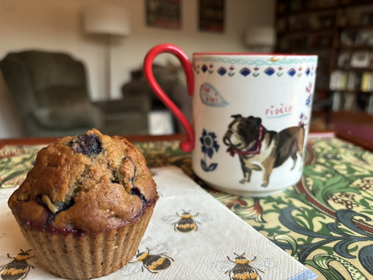 TerryBamberger's tweet image. Happy Tuesday X-buddies! Lost out on a recall yesterday, so a bit low today. Dueling w the actory hi/lows today. 🎭😿 BUT, my 🤩 daughter made us these 🍌&amp;amp;🫐 muffins - life is good. Grateful. May ur Tuesday be FAB! Xxx
#gratefulactor #actorslife #casting