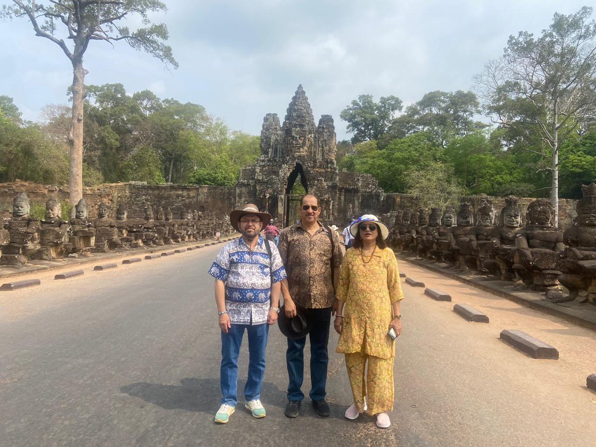 halong_vietnam_'s tweet image. 🌟 Our customers exploring the enchanting wonders of Siem Reap, where ancient temples and vibrant culture await at every turn! 🏰✨
Website: travelauthenticasia.com
halongvietnamtours.com
#southeastasiatrip #beautifuldestinations
 #DiscoverSiemReap #CulturalJourney