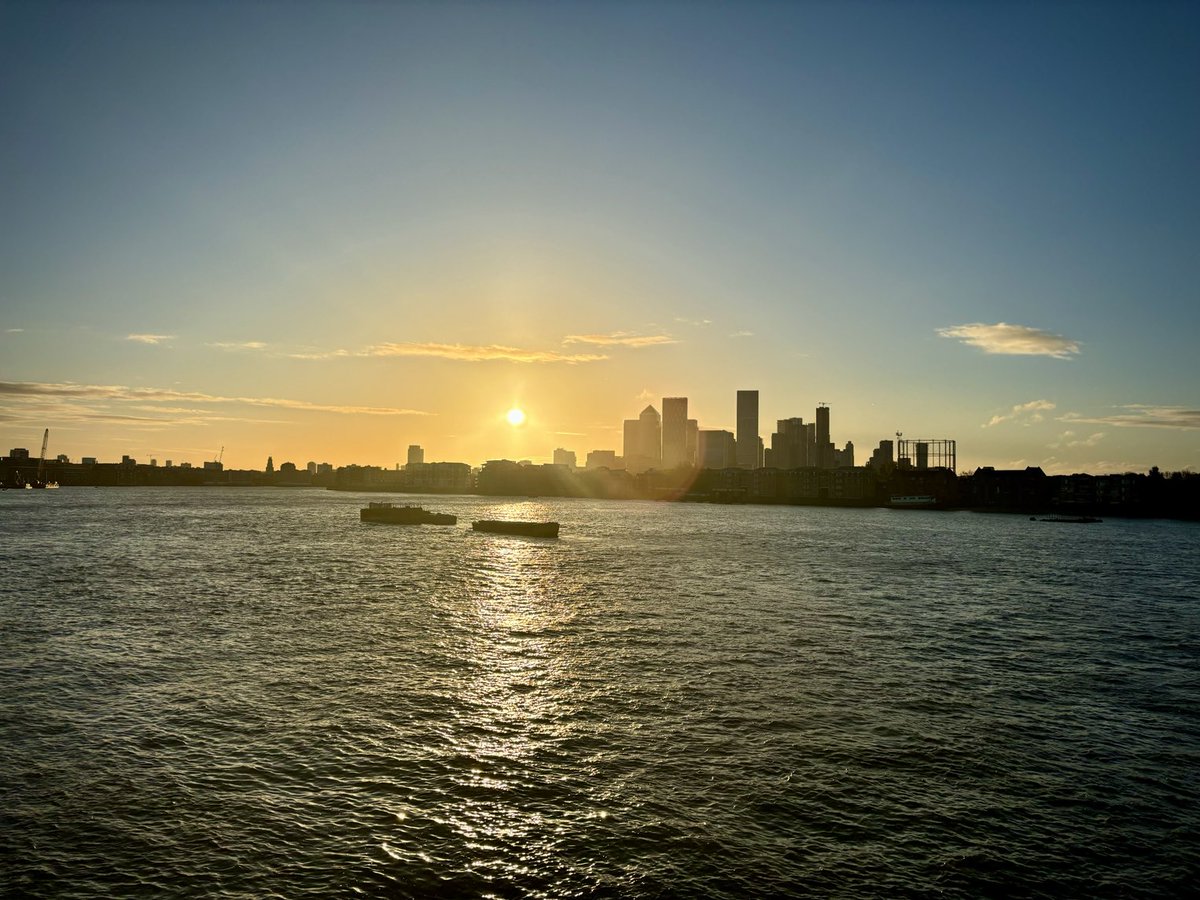 Some Tuesday morning sparkles for you. Because we all need sparkles sometimes, don’t we? 💖See you soon ⁦@JeremyVineOn5⁩ @stormhuntley ⁦@jjanisiobi⁩ live 11.30 ⁦@channel5_tv⁩ 🥰#Tuesday #sunrise #Thames