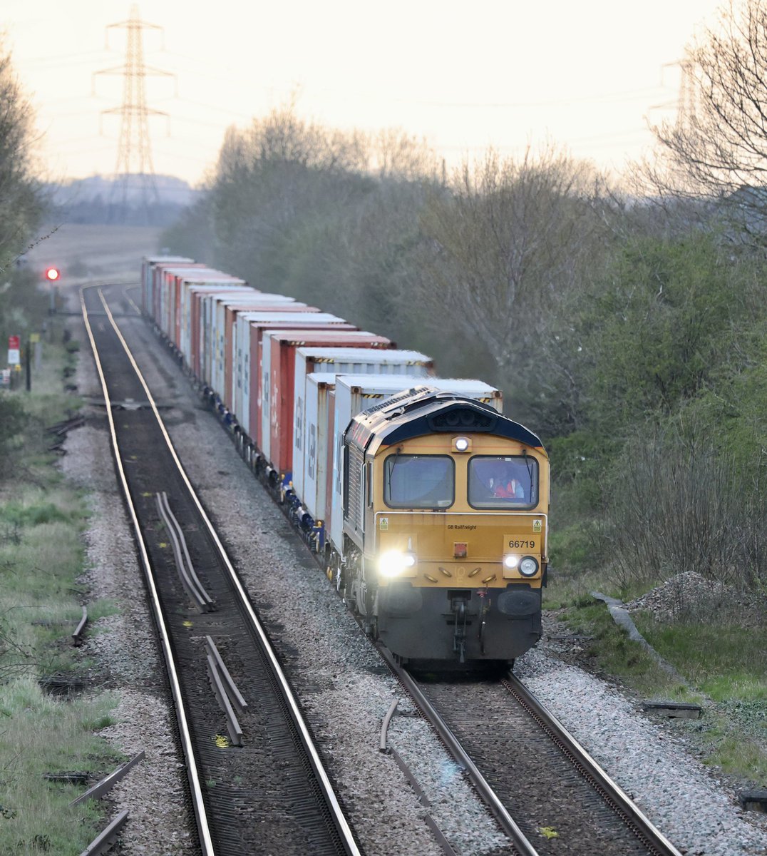 Southbound boxes. As the sun starts to set, 66719 ‘METRO-LAND’ heads past Saxilby with 4L53 Tinsley Yard - Felixstowe North intermodal. 22 March 2024.
