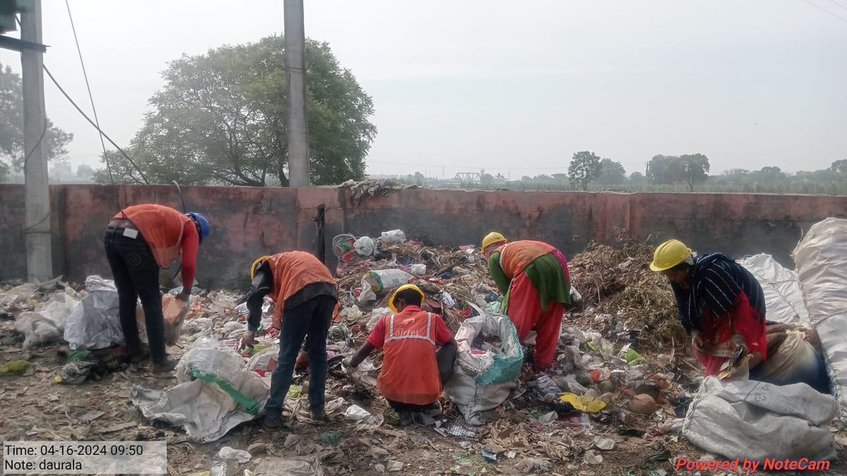 npdaurala's tweet photo. नगर पंचायत दौराला द्वारा नगर के सभी वार्डो में सफाई, एवं एंटी लार्वा का छिड़काव करते कर्मचारी एवं एम0आर0एफ0 सेन्टर में मशीनो पर कार्य करते कर्मचारी। एवं नगर पंचायत की सभी कूड़ा गाड़ीयों पर जींग्ल साउंड चलाकर डोर-टू-डोर कूड़ा कलेक्शन करते एवं वोटरो को जागरूक करते कर्मचारी https://t.co/A9Ub1uJOPs