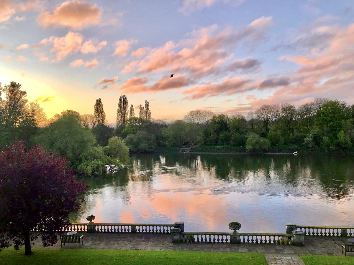 So glad I woke in time to capture this beautiful start to the day. 

@metoffice #loveukweather @CloudAppSoc @bbcweather @SallyWeather #sunrise #Twickenham