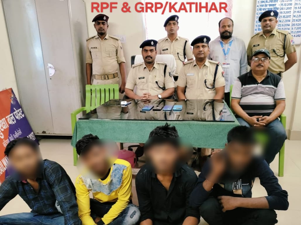 On 15.04.2024 RPF, GRP and Crime control team Katihar caught four persons at Katihar Railway Station with four stolen mobile (Value Rs. 40,000/-(Approx) for further legal action. #Operation_Yatri_Suraksha @RPF_INDIA @rpf_nfr1 @drm_kir @GrpKatiharBihar @Rpfkireast_nfr