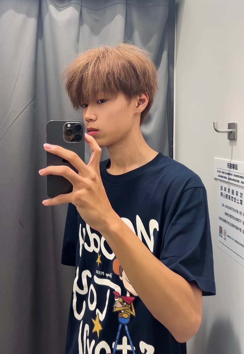 小爷露个脸，贱狗们通通跪下吧！