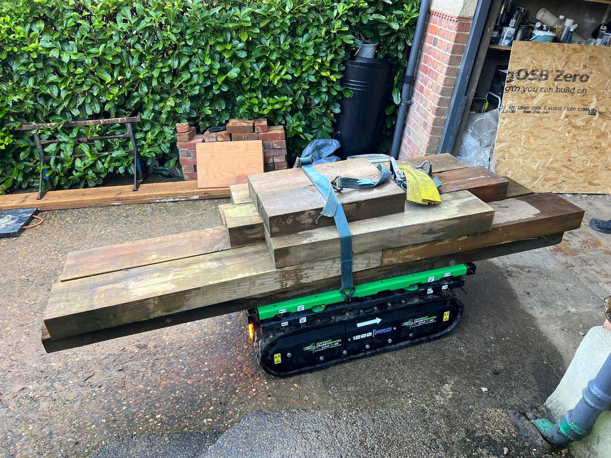 CraneCompact's tweet photo. With the lorry loaded with our smaller C6e Spider Crane, Tracked Carrier and a load of sleepers we headed off to Bury St Edmunds. 

#electric #spidercrane #zeroemissions #compactcrane #steellifting #glasslifting #trusslifting #cranehire https://t.co/xoG2z1Iup2