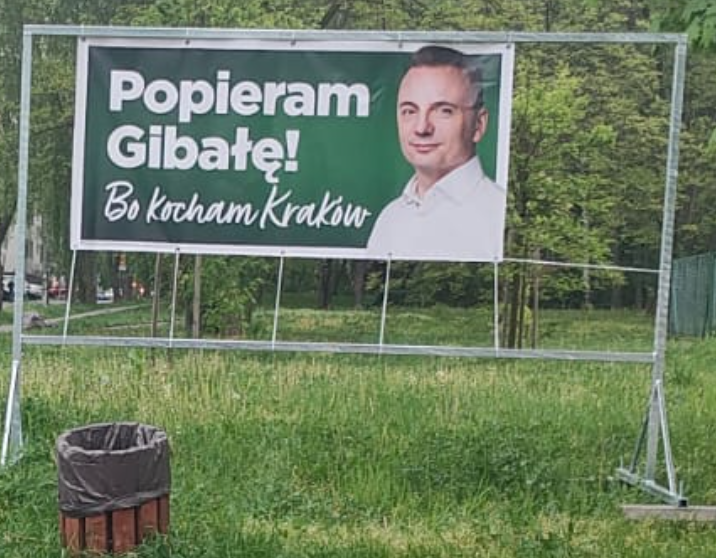 Od 'nie będę wieszał banerów i plakatów na tablicach' do 'powieszę nielegalnie plakaty i banery na miejscach opłaconych przez kogoś innego'. Szybka ewolucja poglądów @LukaszGibala