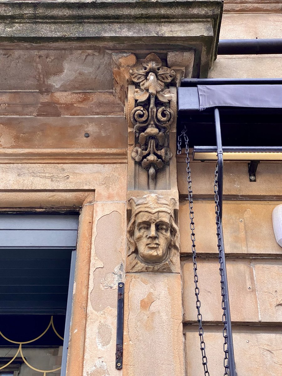 #MomentsOfBeauty in #Glasgow: this neoclassical doorcase at 3 Kelvingrove Street with console brackets incorporating sculpted masks of Kings, to protect the entrance to what is now the Crescent bar in Finnieston, is most likely by the mid-Victorian architect Charles Wilson 🥰!