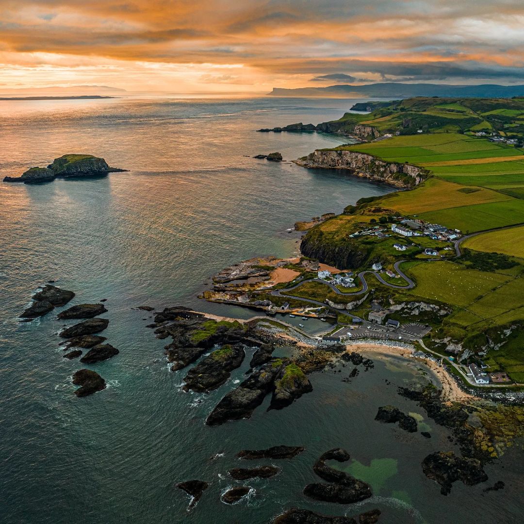 🌊☘ Experience the captivating beauty of Ballintoy Harbour in County Antrim, Northern Ireland! Nestled along the Causeway Coastal Route, this picturesque fishing village boasts rugged cliffs, pristine waters, and quaint cottages. 📸 @that.guy.with.a.drone