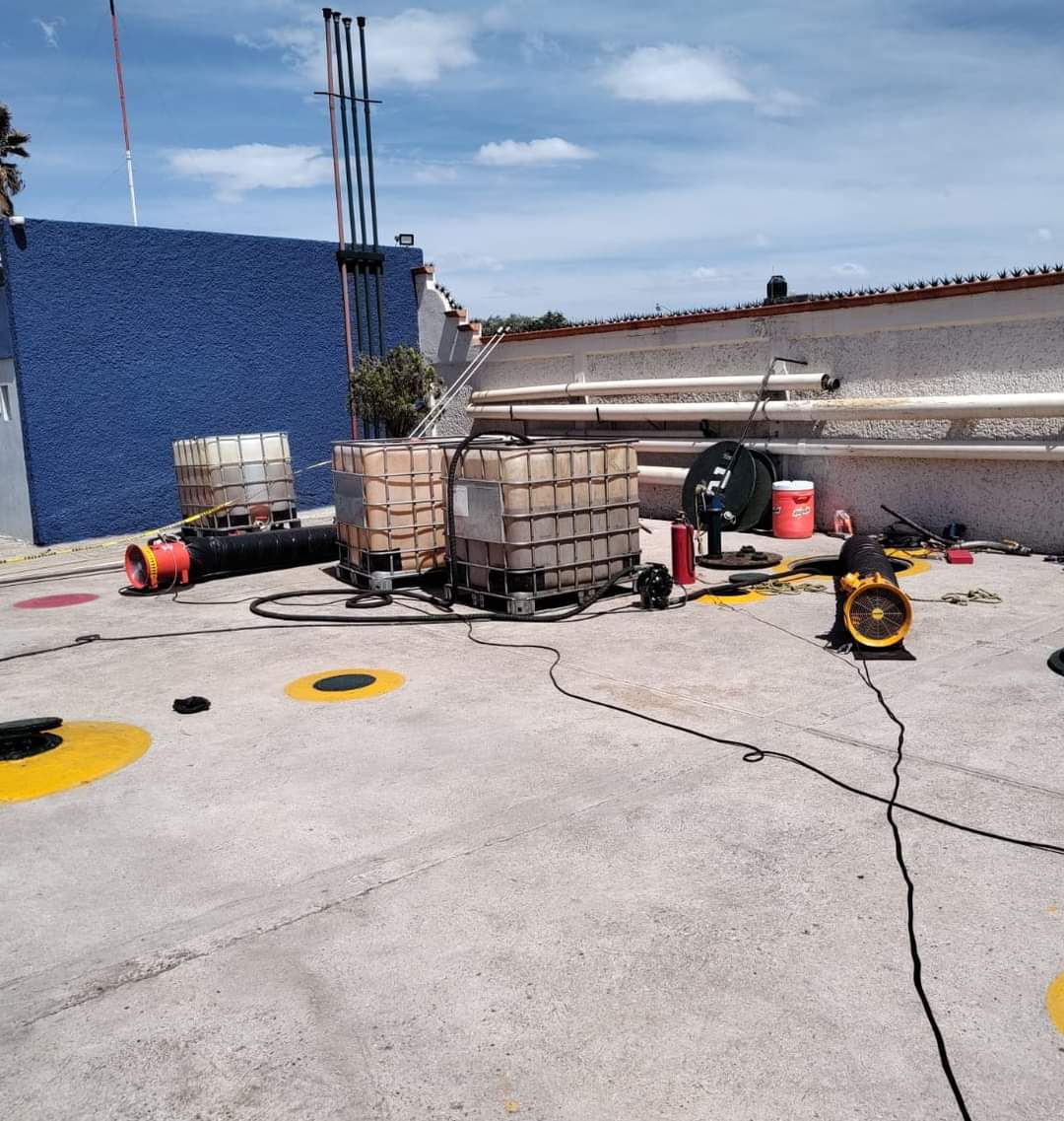 KuadratSol's tweet photo. LA DIFERENCIA ENTRE EFICACIA Y EFICIENCIA. La empresa pionera y No. 1 en #LimpiezaDeTanques realizando sus actividades en dos tanques de almacenamiento de gasolinas simultáneamente. Compara porque somos la mejor opción: https://t.co/Shme1skxBR
#LimpiezaDeTanques #eficacia https://t.co/Zcaf4L27MU