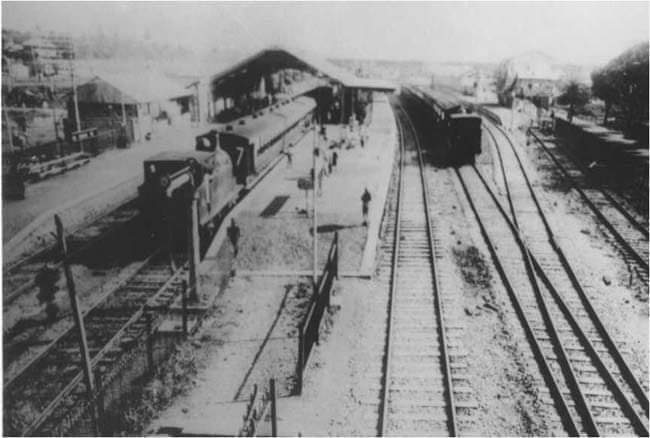 भारतात आज पहिली रेल्वे धावली... 🧵
 
१६ एप्रिल १८५३ मध्ये भारतातील सर्वात पहिली रेल्वे मुंबई बोरीबंदर ते ठाणे दरम्यान सुरू झाली.
#IndianRailways #MumbaiLocal #Railways #CentralRailway