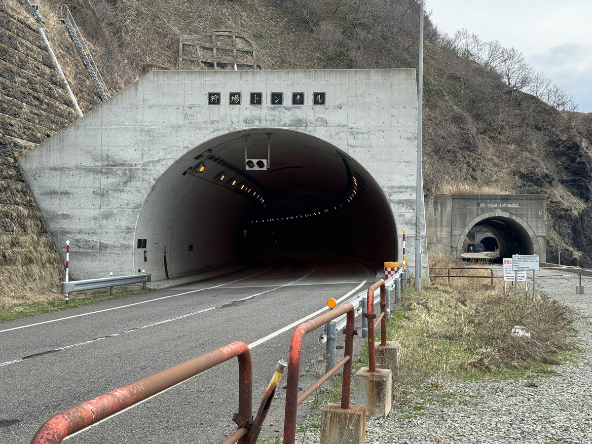 狩場トンネルとその背後の旧道トンネル。