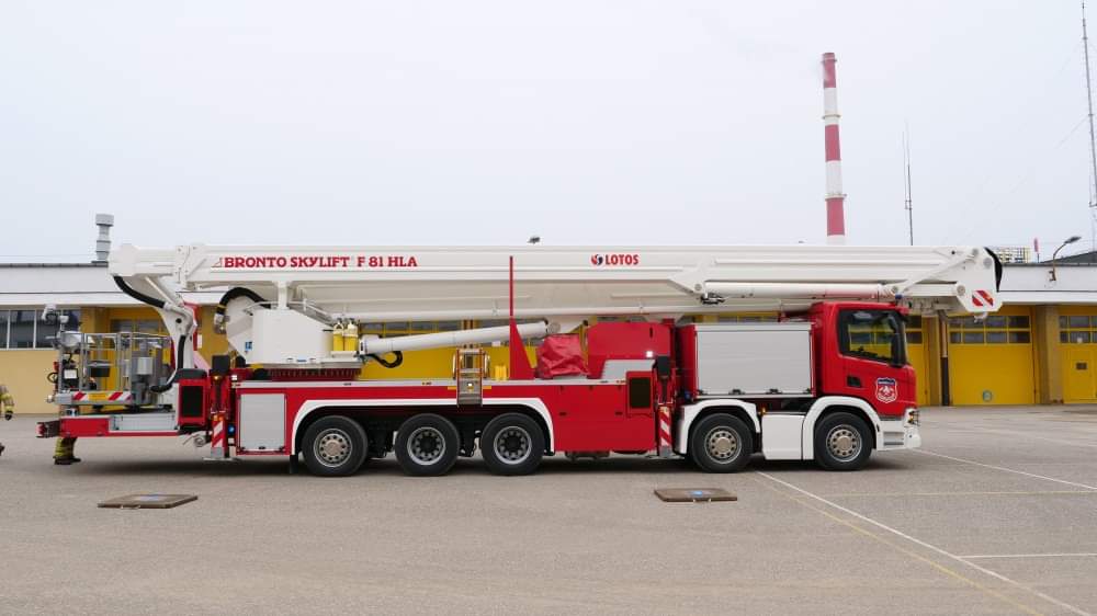 #MardiBestiole

L'un des #BEA 🚒 les plus hauts de l'UE 🇪🇺 est en service chez Grupa LOTOS 🇵🇱 (raffinerie 🛢 de Gdańsk).
Bras de 81 m. sur châssis @ScaniaGroup P450 10x4 carrossé par @bronto_skylift
450 CV
↔️ 16.5 m ↕️ 4.0 m
Portée latérale 30 m
PLTF 500 kg
Lance canon 3800l/mn