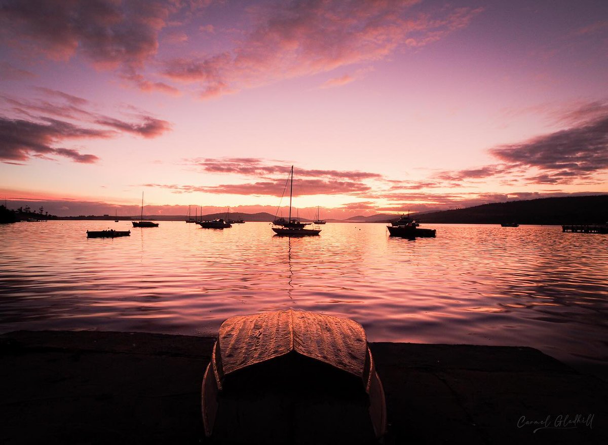 Carmel Gledhill recently captured this stunning sunrise 🌞 at Dunalley, the gateway to the Tasman Peninsula 🙌  

📌 Dunalley, southern Tasmania
hobartandbeyond.com.au/place/dunalley/

📸 Carmel Gledhill
instagram.com/dear__tasmania/