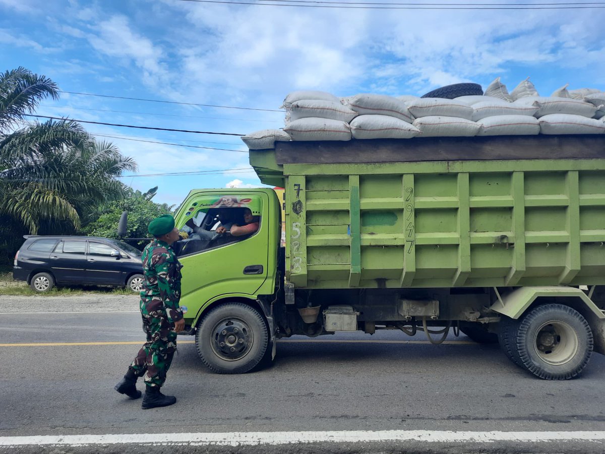 Personil Kodim 1427/Pasangkayu Himbau Masyarakat untuk Selalu Waspada dalam Berkendara Pasca Idul Fitri