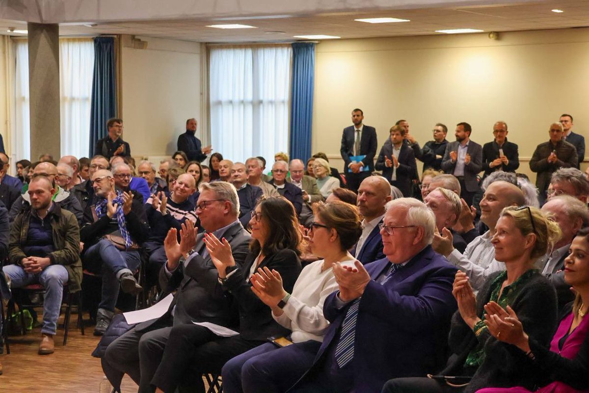 SebLecornu's tweet photo. Être souverain en France en 2024 c’est être européen, parce que les enjeux sécuritaires appellent des réponses qui le sont aussi.

C’est le message que nous avons porté à Vernon hier soir avec @GDarmanin devant plus de 300 Eurois, en soutien à la liste portée par @ValerieHayer. https://t.co/2bp1fBGw2a