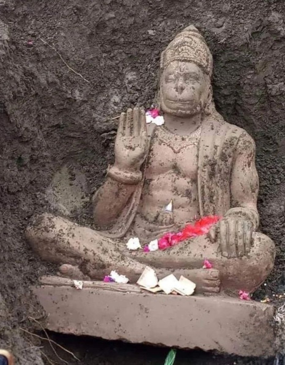 Our sanatan is rising again, Just dig enough ✨️

Labours excavated Hanumanji's murti while digging on vidisha road in Sukhi Sewaniya village, Madhya Pradesh.

@LostTemple7