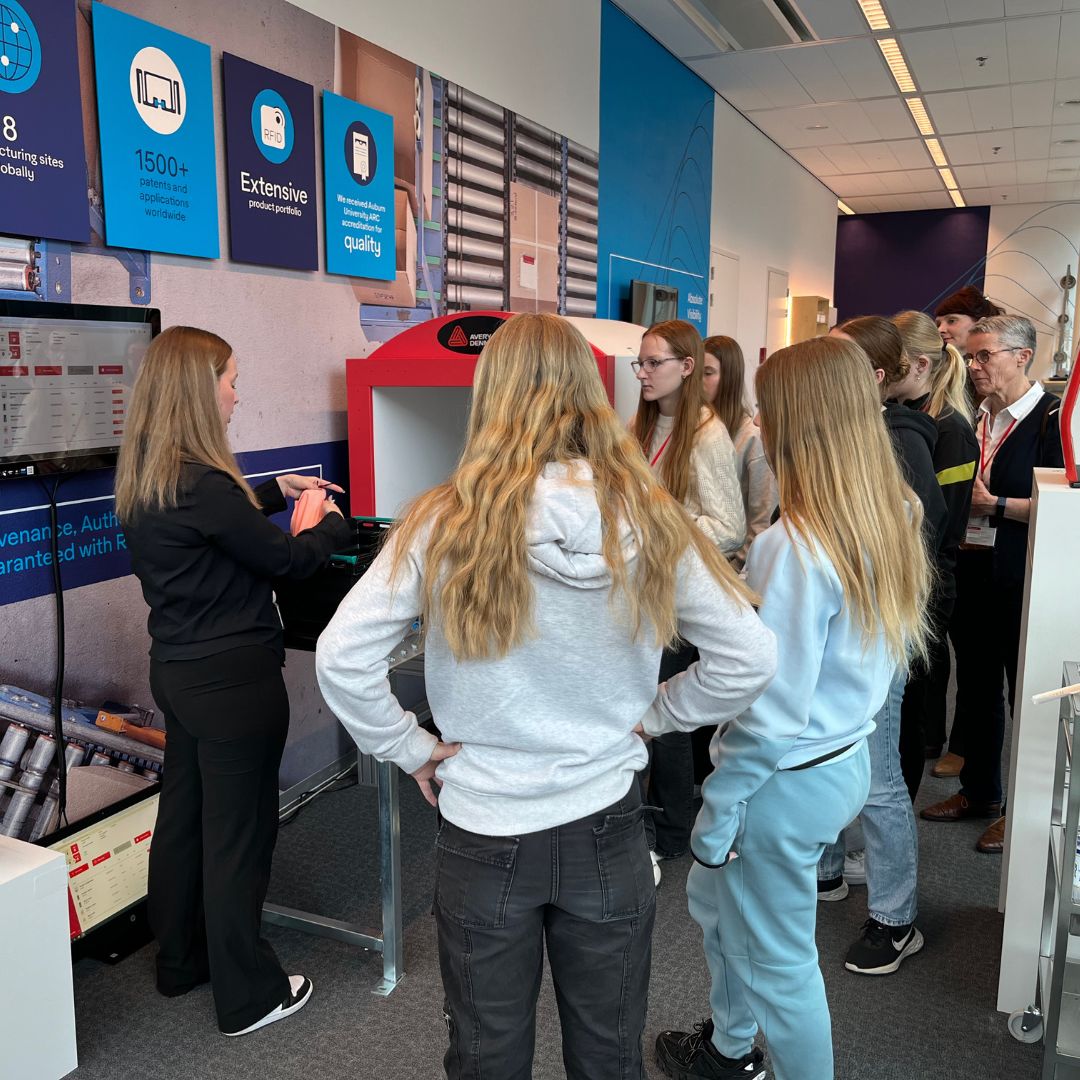 Avery Dennison hosted a Girl's Day event at our EMEA HQ in Oegstgeest, #Netherlands! 32 girls from Visser ‘t Hooft High School explored STEM careers firsthand with tours to our labs and graphics center. After lunch, we ended the day with a fun quiz! #GirlsInSTEM #togetherAD