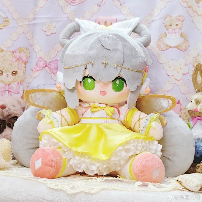 中国の天依ちゃんファンの方が、わたしがデザインした521お衣装のぬいぐるみを制作してくれました……!細部まで精巧に再現されていて技術と愛が詰まっている大変可愛らしいこのぬいは、「愛依」という名前をつけてもらったようです。谢谢~我超喜欢 