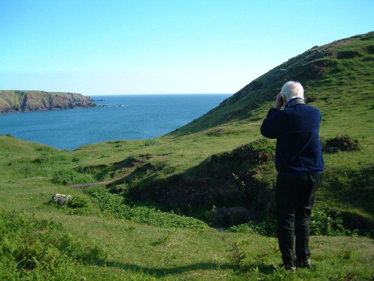 How many birds will you spot on #JohnStottBirding Day? Join us on 11 May to help us reach our goal of spotting 2000 species globally – the total on John Stott’s life list! Learn more at johnstottbirdingday.com/en/ 📸: John Stott's writing retreat in Wales, The Hookses 2005