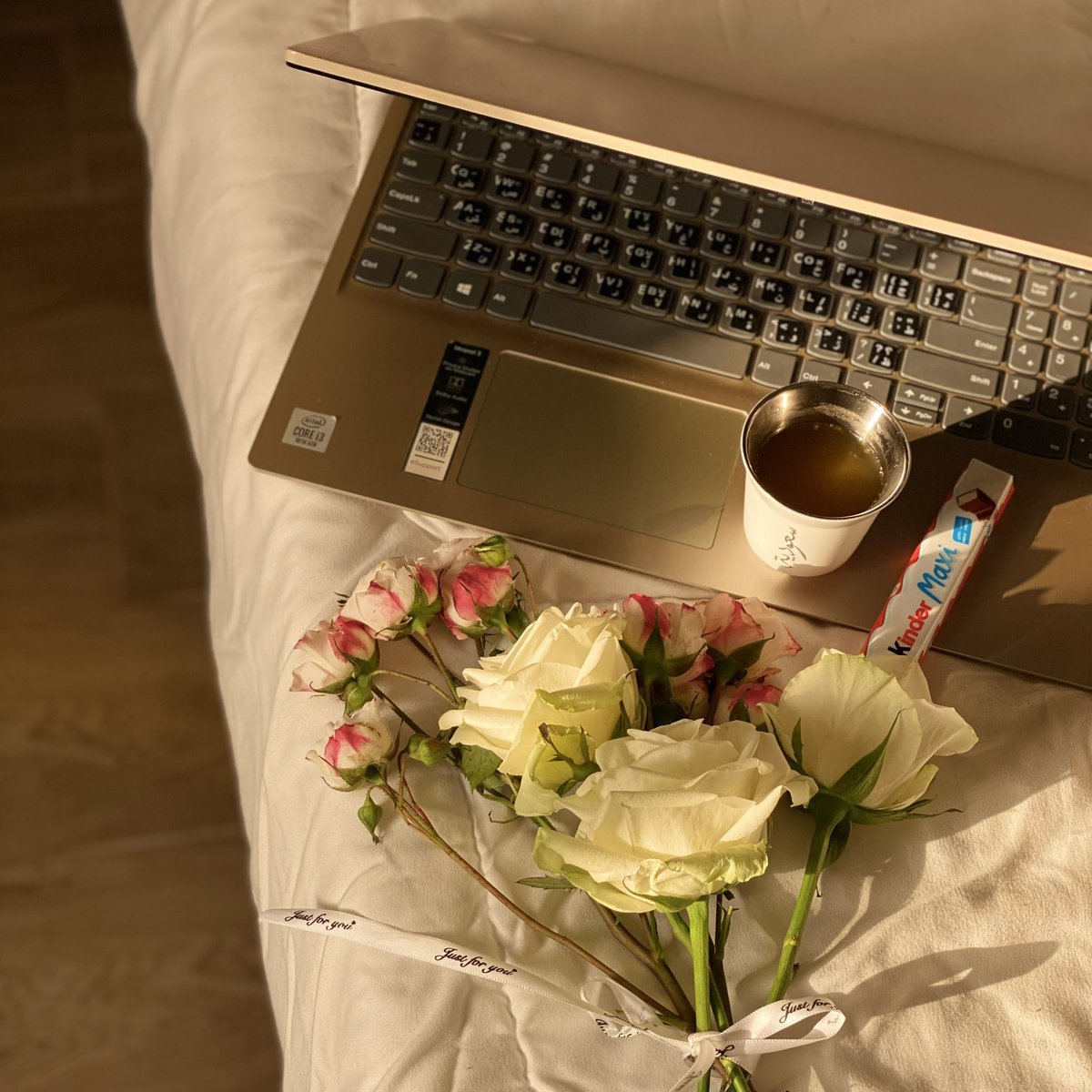 - إنتِ قِصيدة تغنّت بِيْن ورد وقهَوة🖤.
#تصويري