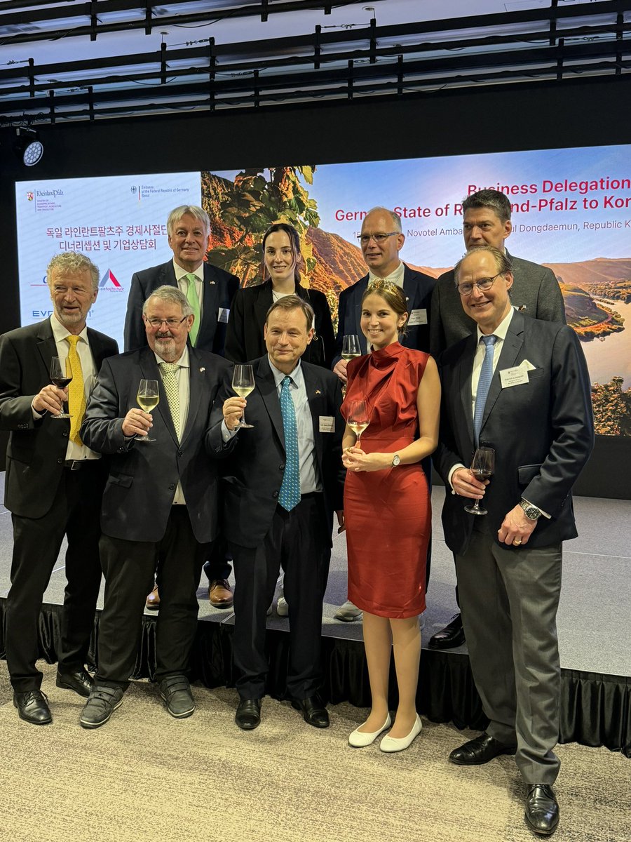 JertzGuenter's tweet photo. Wirtschaftsförderung und Wein: Rheinland-Pfalz-Abend in Seoul war ausgebucht. Hervorragende Resonanz dank engagierter Unternehmer und Winzer. Danke für den kommunikativen Auftritt des koreanischen Botschafters Georg Schmidt. https://t.co/eaStdtsqVU