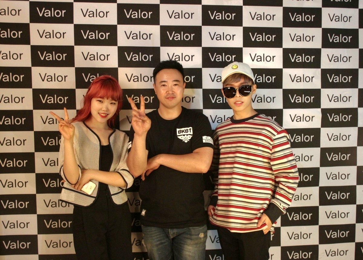 valorsg's tweet photo. 악뮤의 매력에 푹 빠져든 순간 😍🎸
심쿵 보이스, 황홀한 무대 매너의 악뮤 🎤
카페발로에 방문한 악뮤와 함께^^
#악동뮤지션 #악뮤 #AkMu 😍  #CafeValor  #노래하는_악동들 🎶 #Akdong_Musician #이수현 #이찬혁
#카페발로 https://t.co/OYmahCUeXh