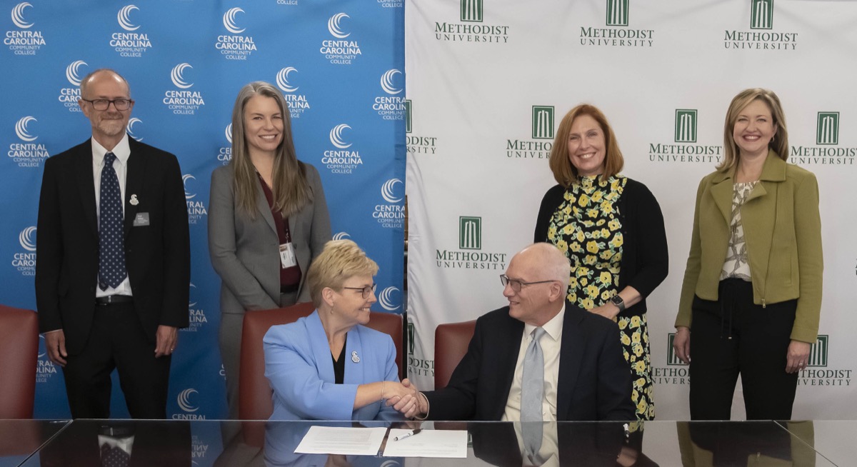 @iamcccc and @MethodistU have signed an agreement that will allow CCCC students an assured-entry pathway to Methodist available upon graduation. 📷cccc.edu/news/story.php…
